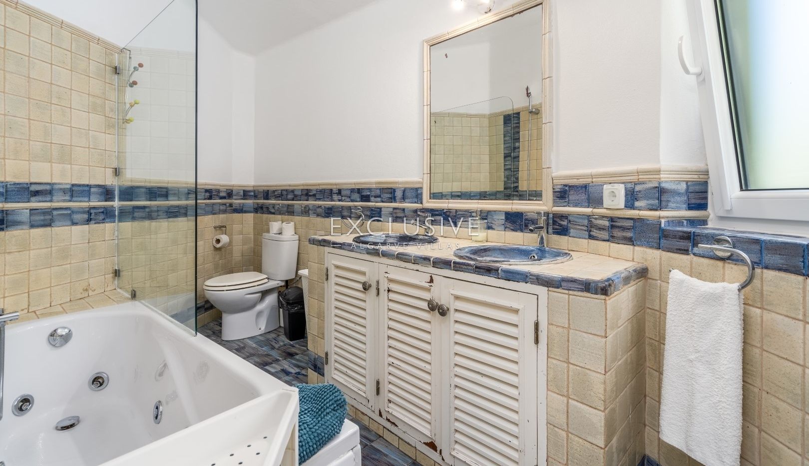 Single story 3 bedroom villa with swimming pool, garage in Portimão, Algarve