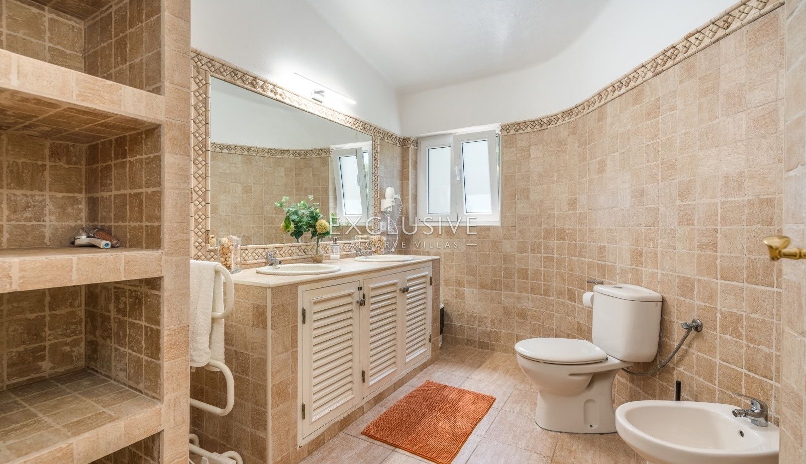 Single story 3 bedroom villa with swimming pool, garage in Portimão, Algarve