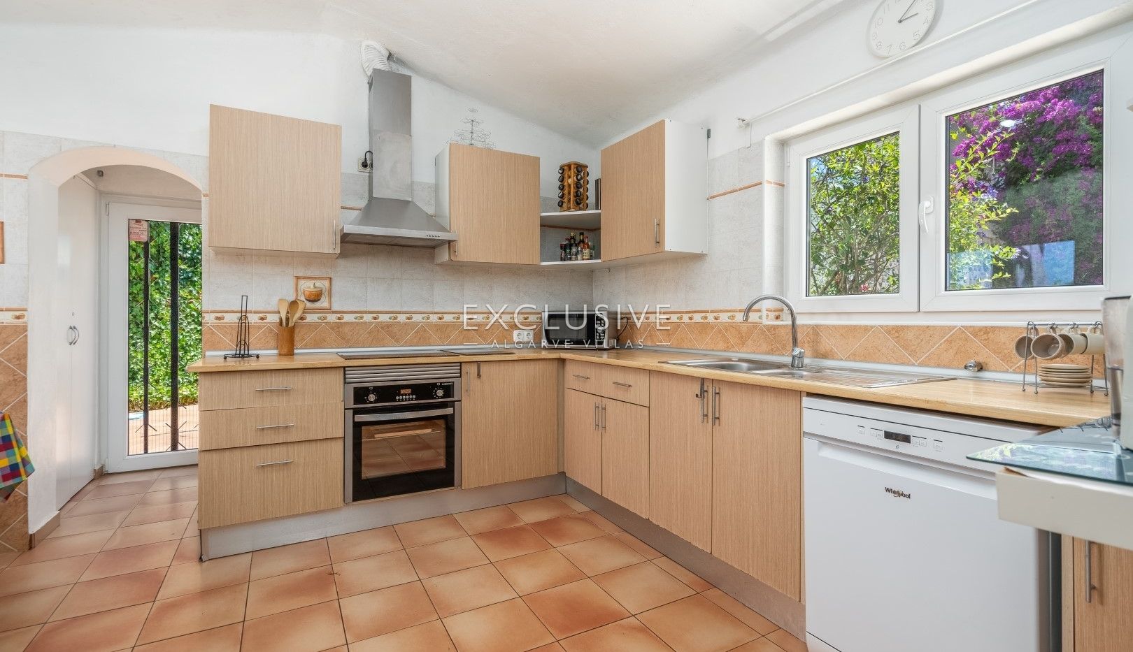 Single story 3 bedroom villa with swimming pool, garage in Portimão, Algarve