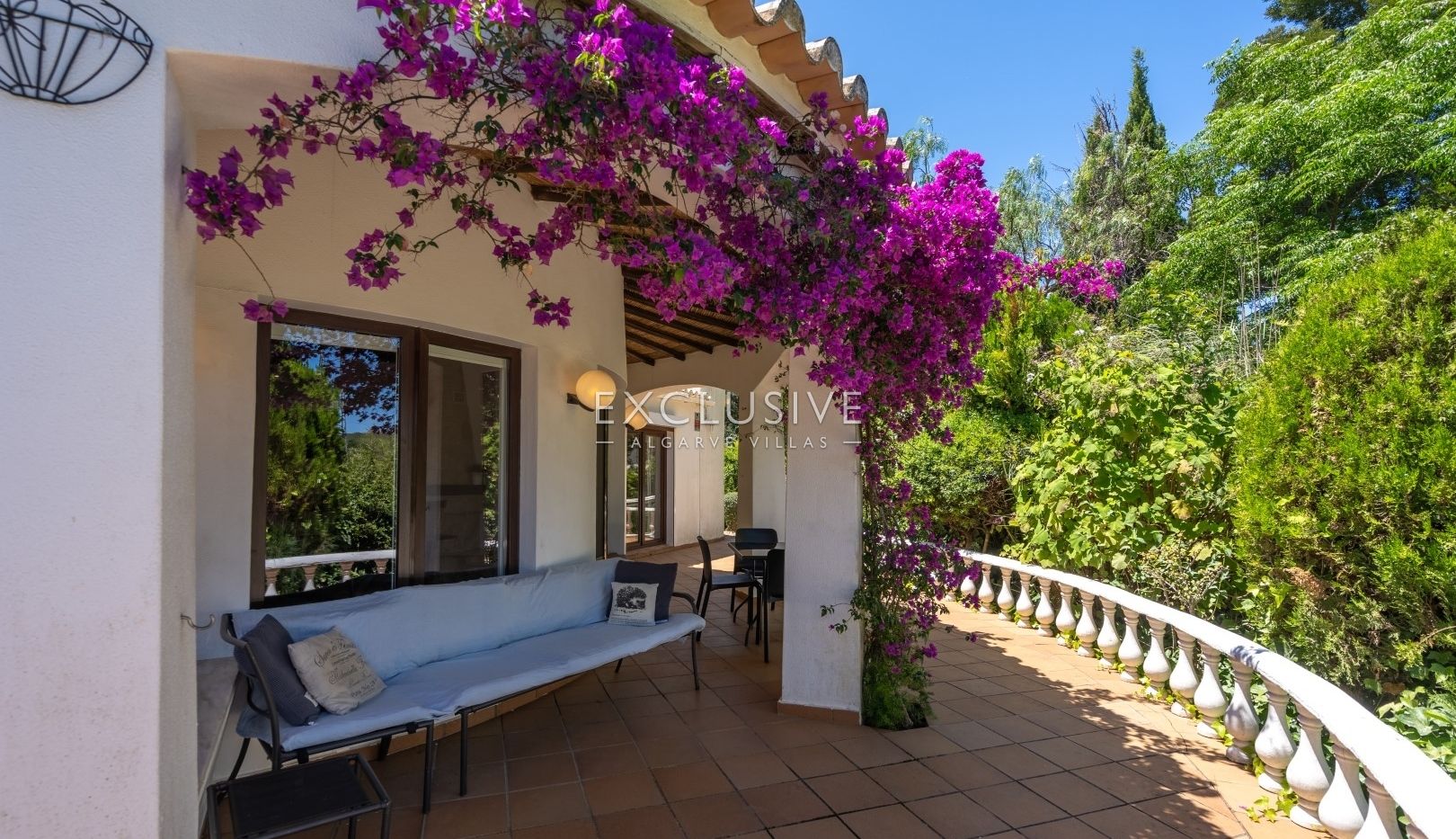 Single story 3 bedroom villa with swimming pool, garage in Portimão, Algarve