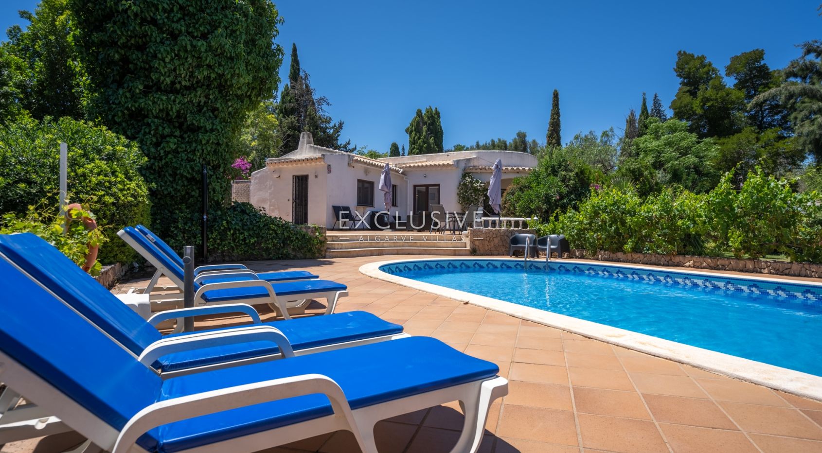 Single story 3 bedroom villa with swimming pool, garage in Portimão, Algarve