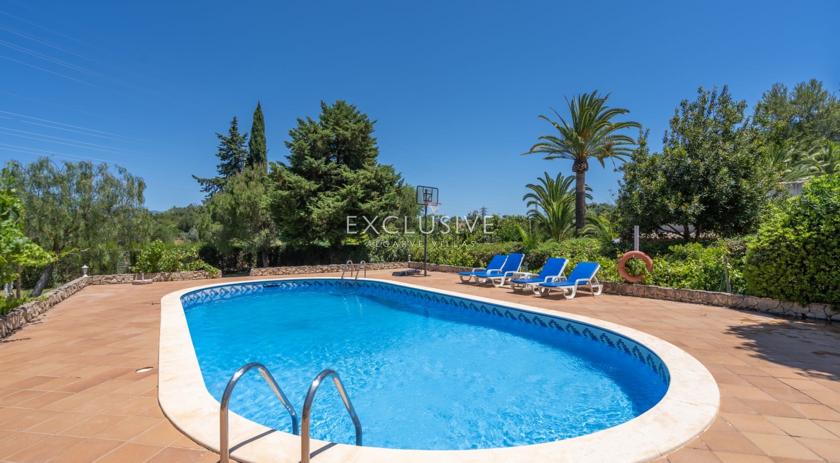 Single story 3 bedroom villa with swimming pool, garage in Portimão, Algarve