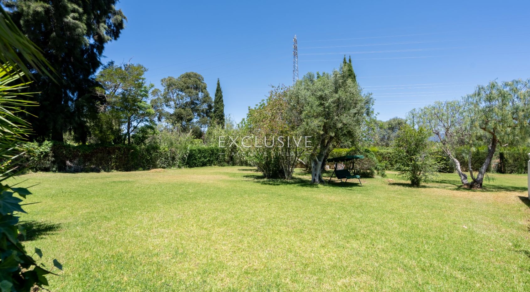 Single story 3 bedroom villa with swimming pool, garage in Portimão, Algarve