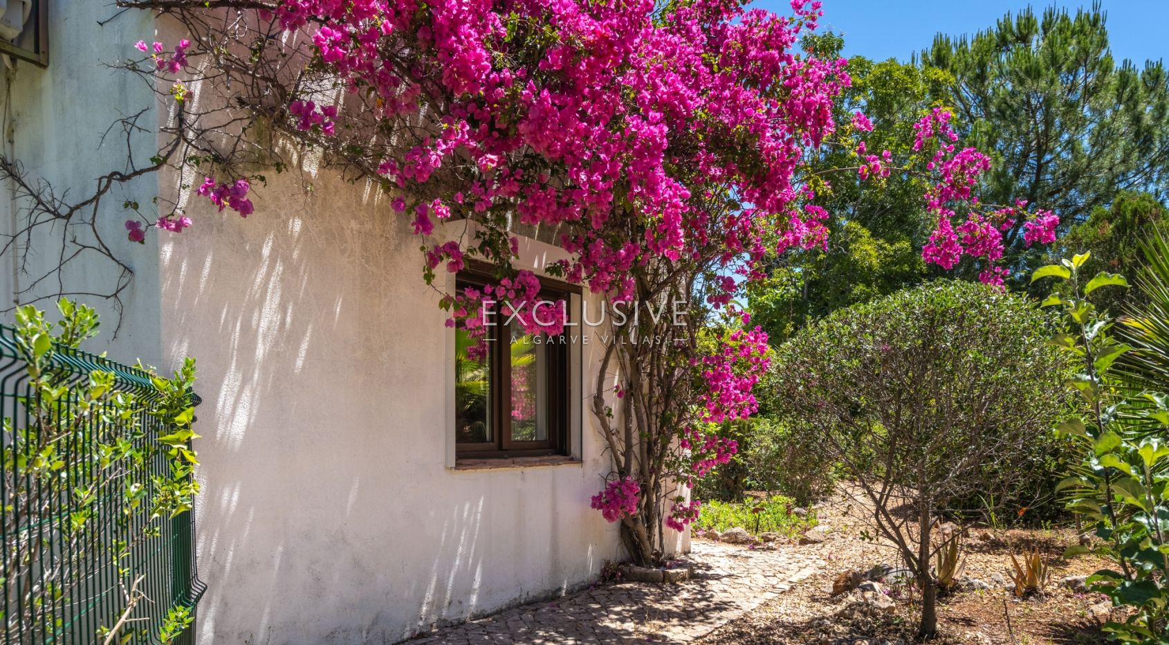 Single story 3 bedroom villa with swimming pool, garage in Portimão, Algarve