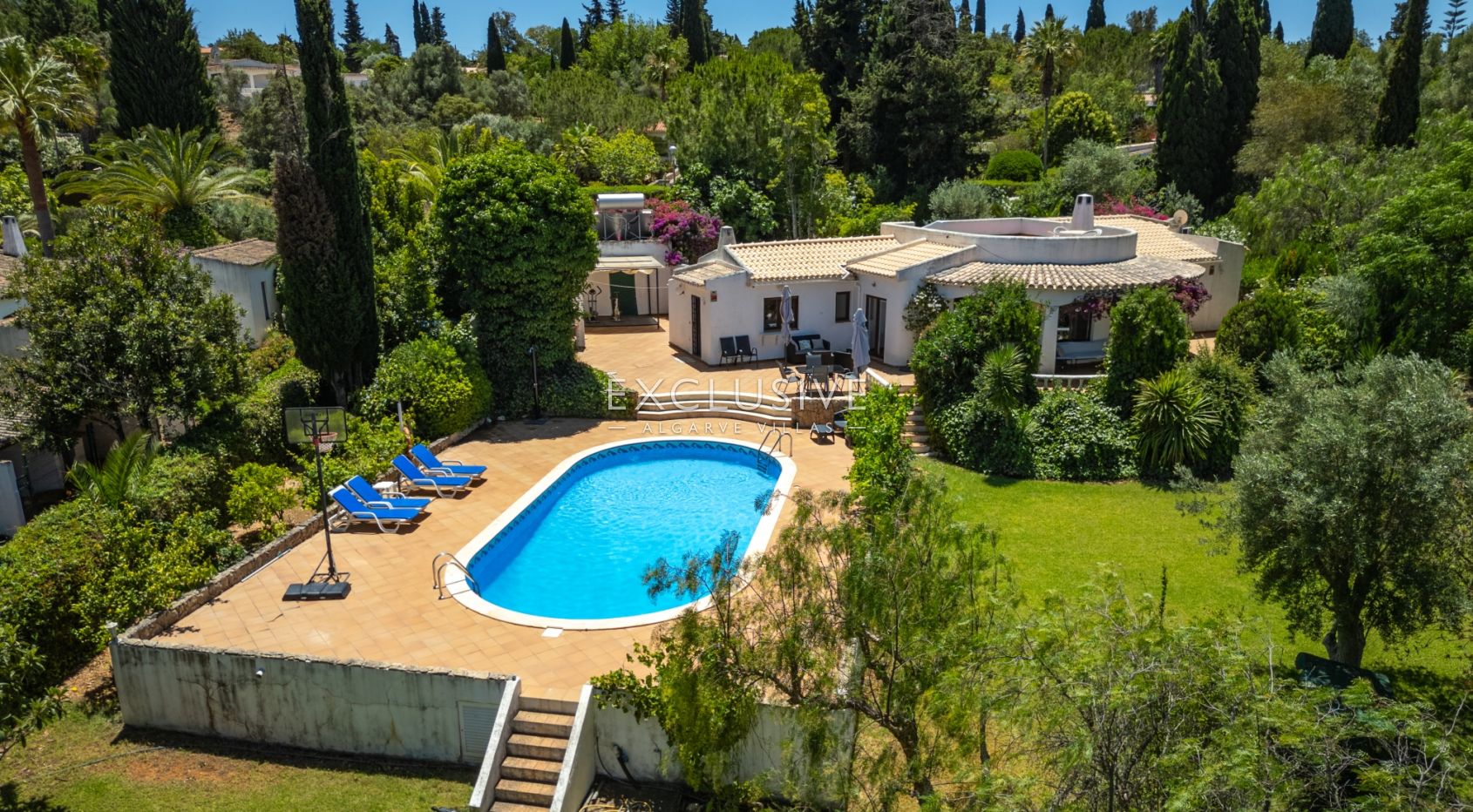 Single story 3 bedroom villa with swimming pool, garage in Portimão, Algarve