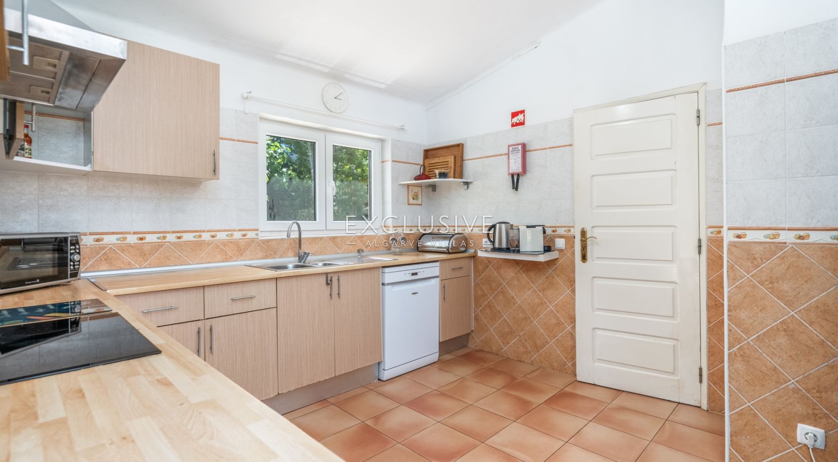 Single story 3 bedroom villa with swimming pool, garage in Portimão, Algarve