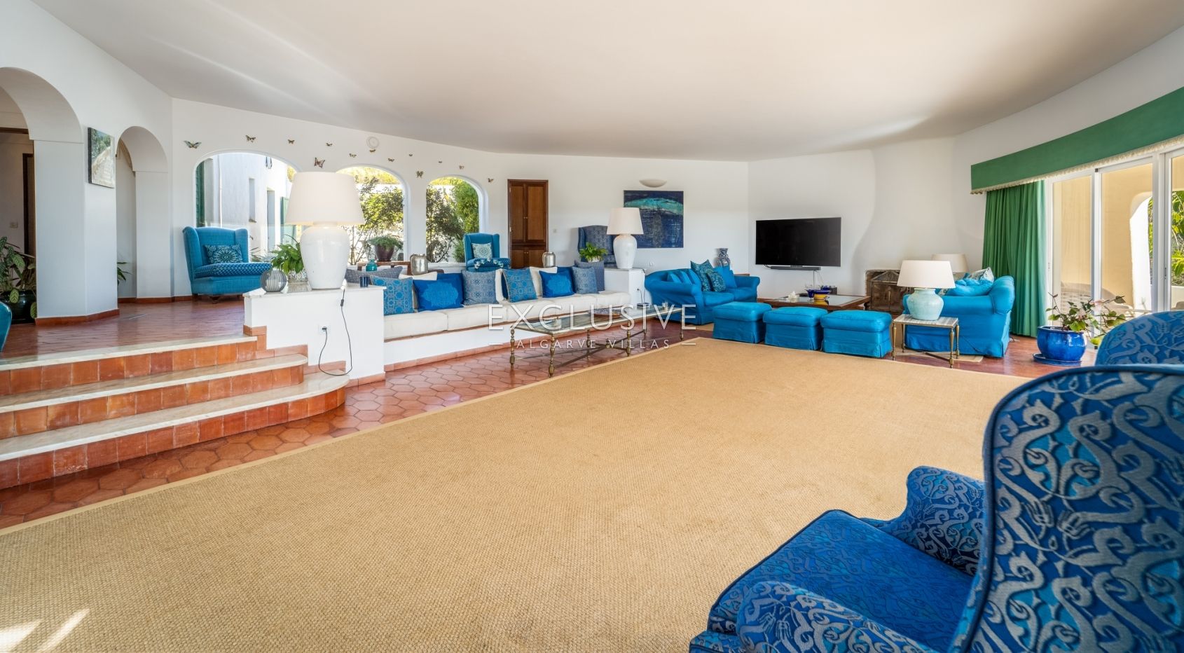 Beautiful seven bedroom Quinta with a two bedroom cottage in Lagos