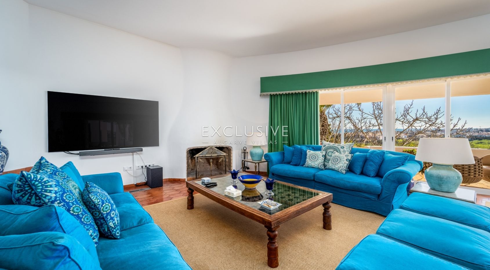 Beautiful seven bedroom Quinta with a two bedroom cottage in Lagos