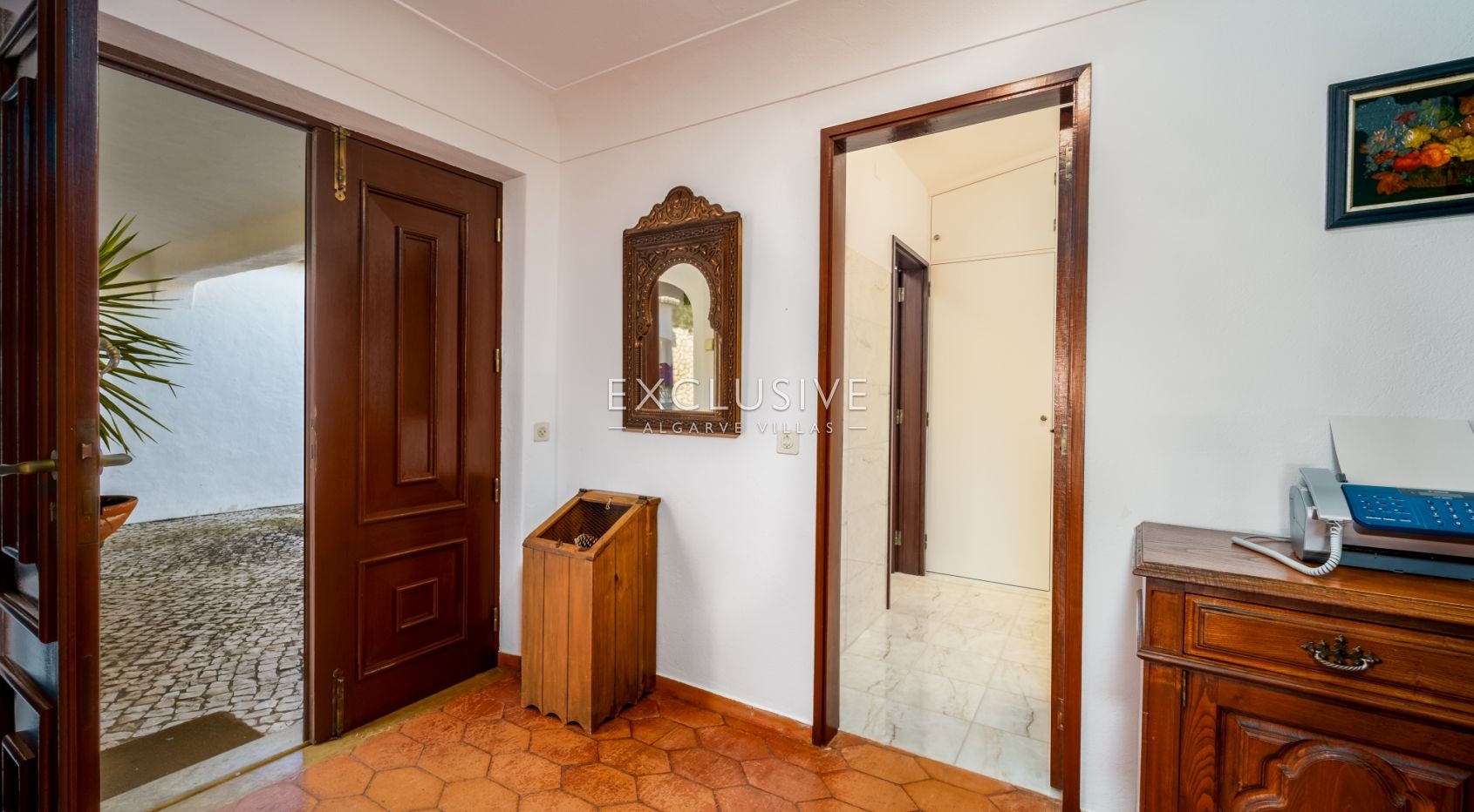 Beautiful seven bedroom Quinta with a two bedroom cottage in Lagos