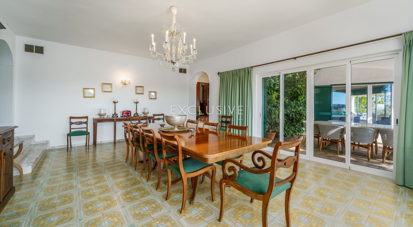 Beautiful seven bedroom Quinta with a two bedroom cottage in Lagos