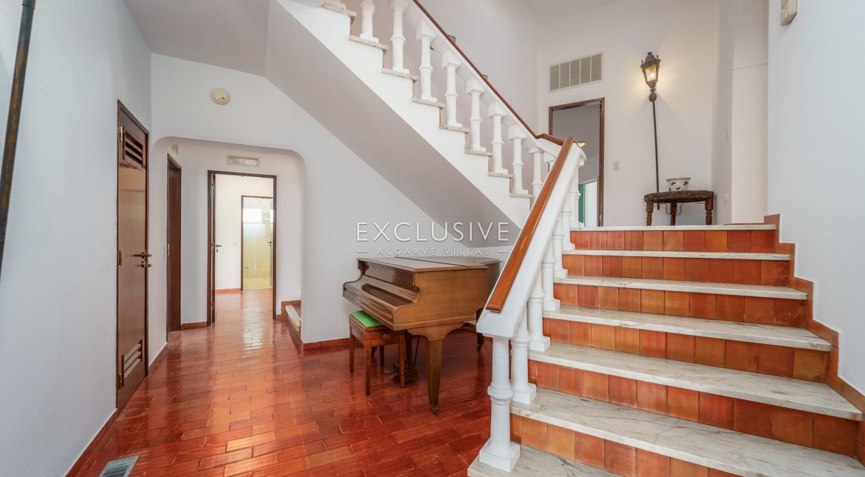 Beautiful seven bedroom Quinta with a two bedroom cottage in Lagos