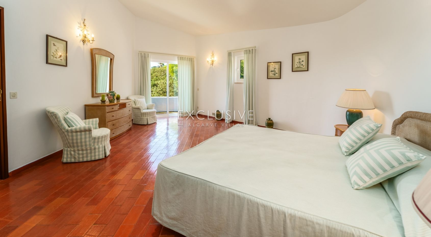 Beautiful seven bedroom Quinta with a two bedroom cottage in Lagos
