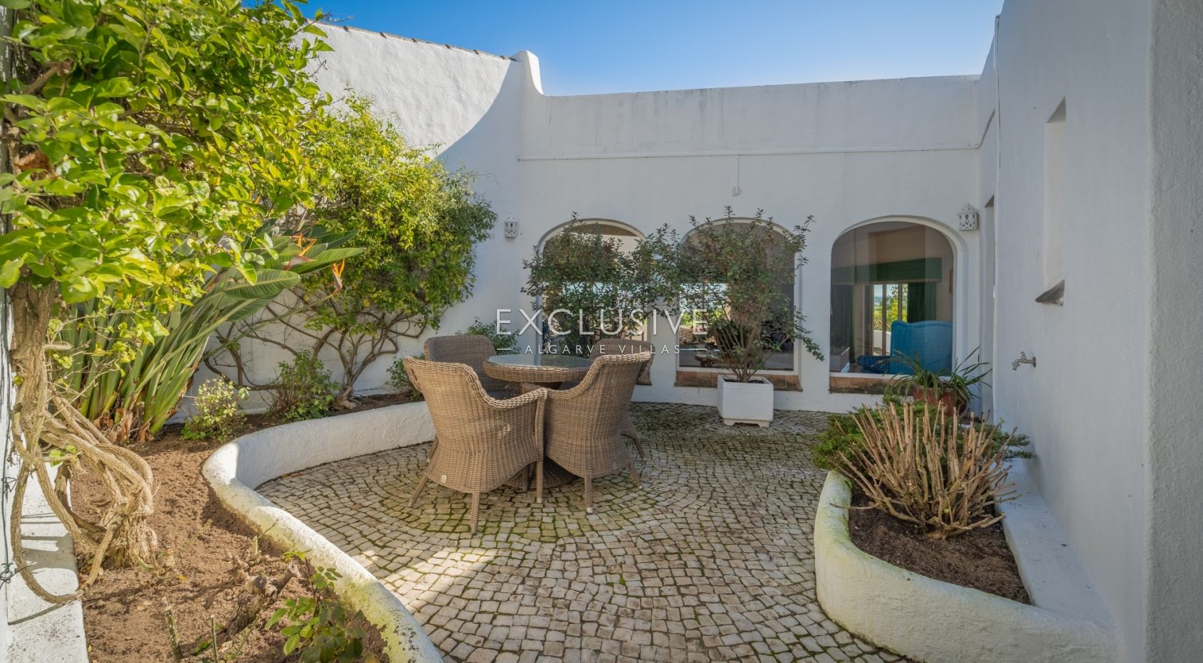 Beautiful seven bedroom Quinta with a two bedroom cottage in Lagos