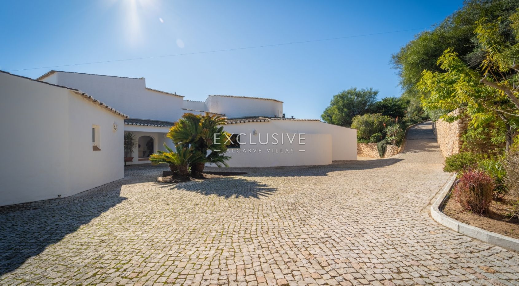 Beautiful seven bedroom Quinta with a two bedroom cottage in Lagos