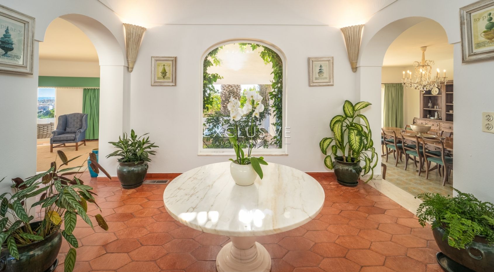 Beautiful seven bedroom Quinta with a two bedroom cottage in Lagos