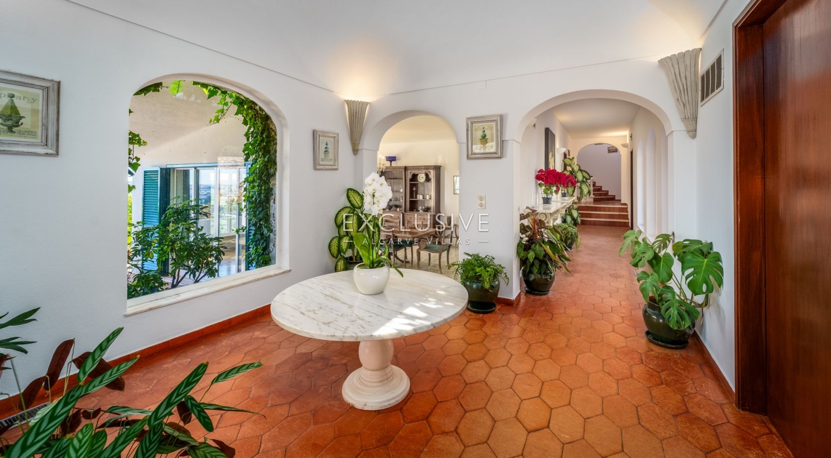 Beautiful seven bedroom Quinta with a two bedroom cottage in Lagos