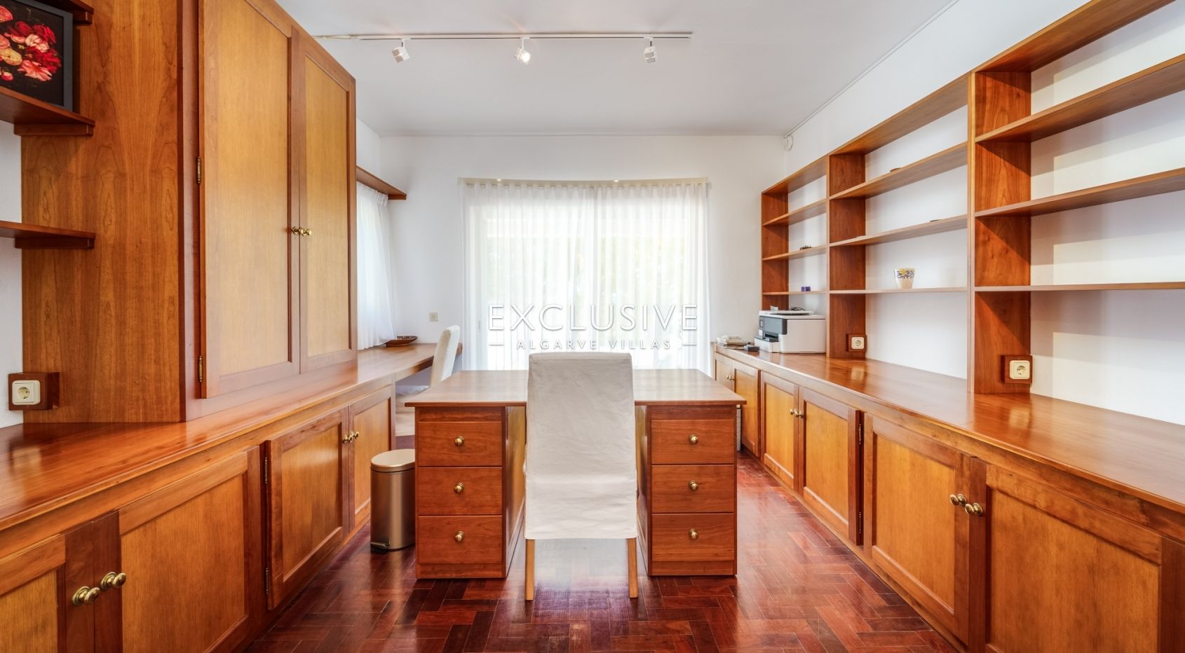 Beautiful seven bedroom Quinta with a two bedroom cottage in Lagos