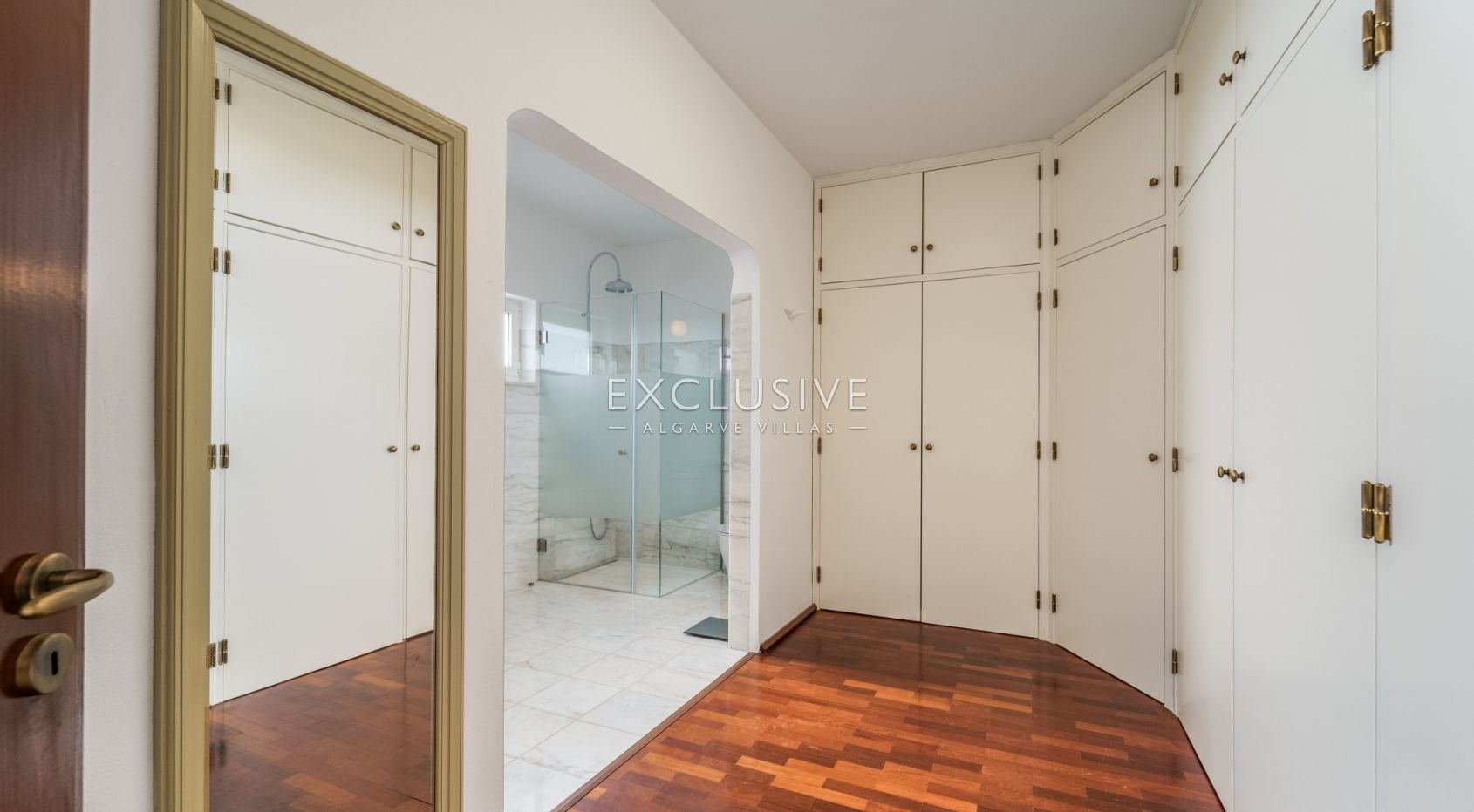 Beautiful seven bedroom Quinta with a two bedroom cottage in Lagos