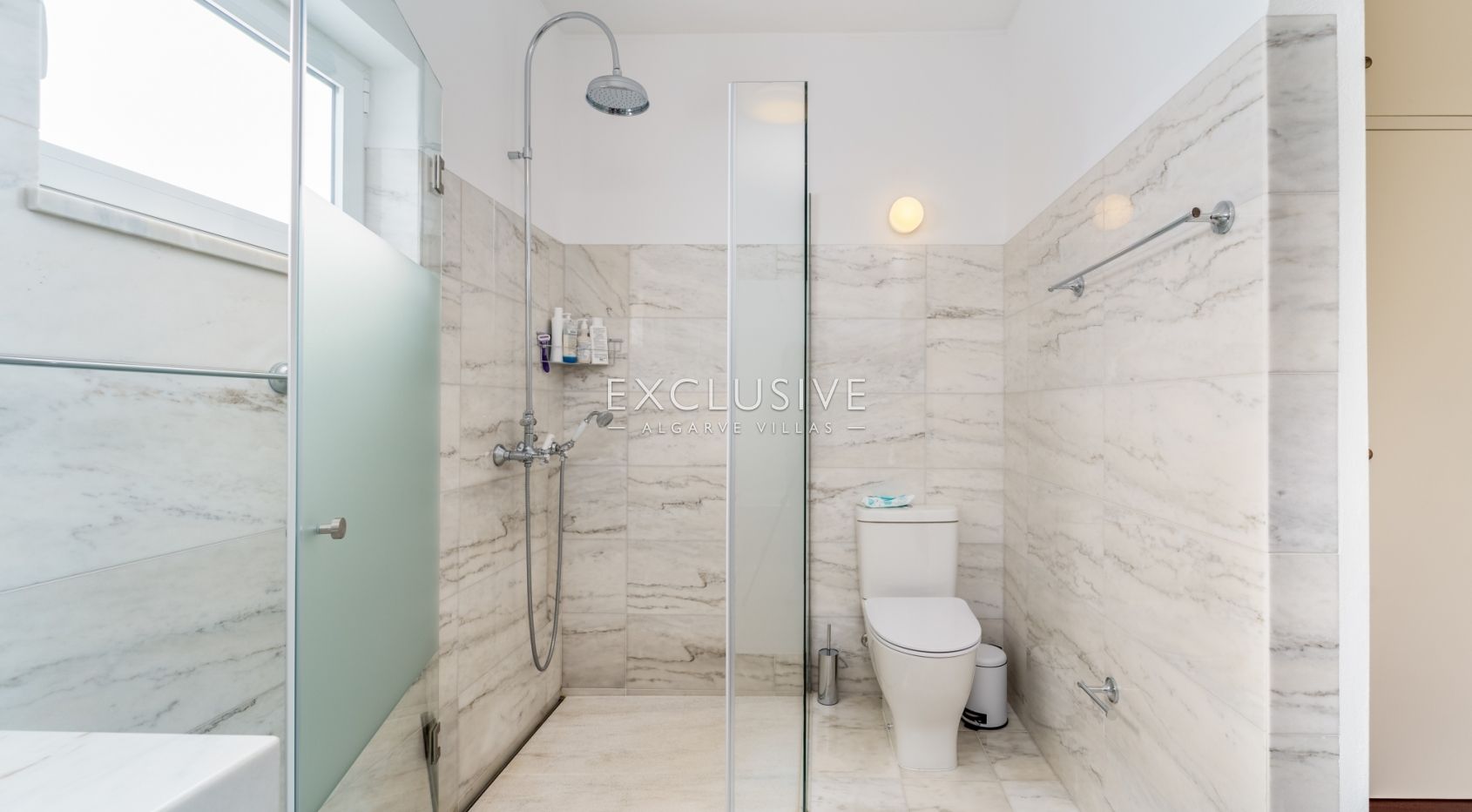 Beautiful seven bedroom Quinta with a two bedroom cottage in Lagos