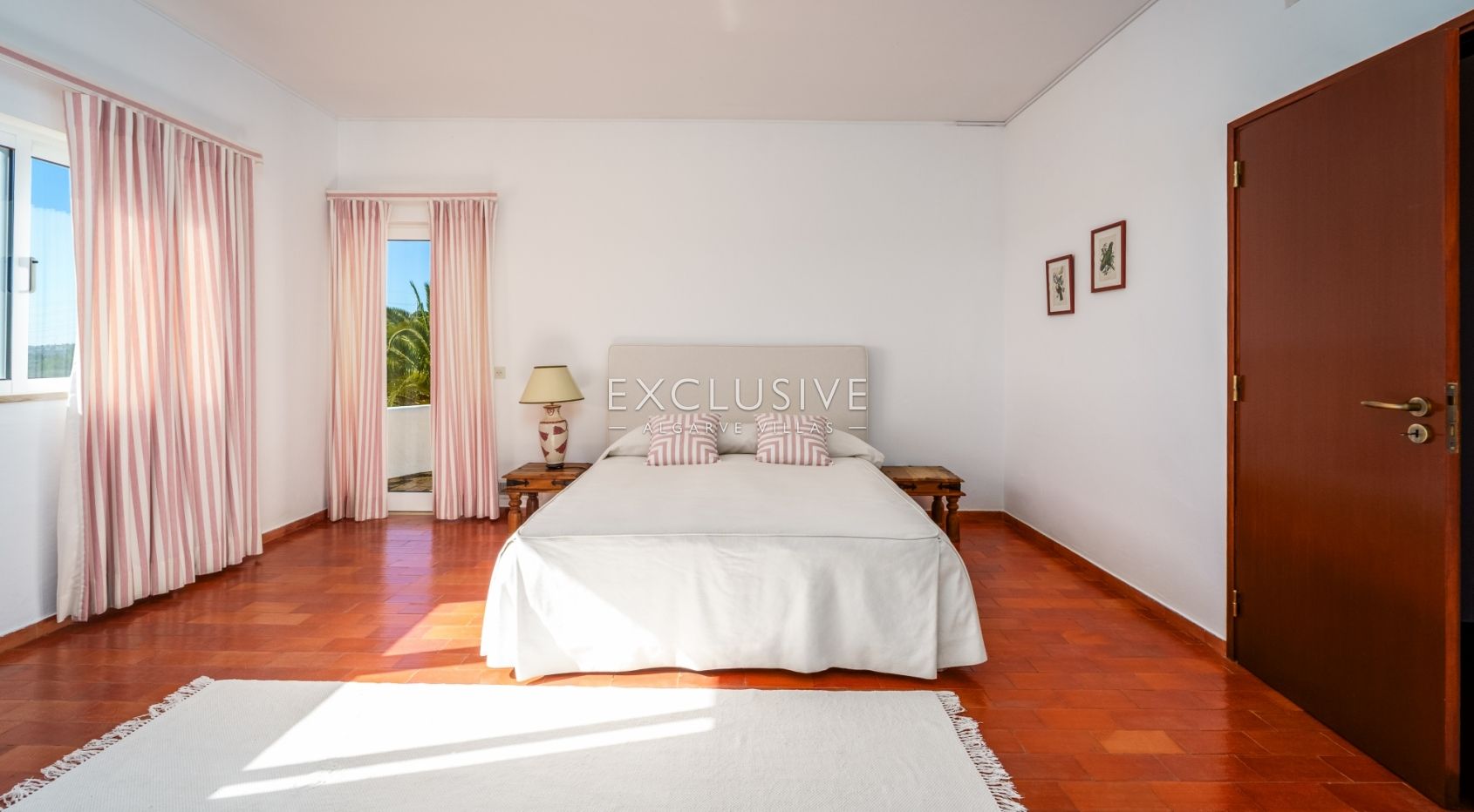 Beautiful seven bedroom Quinta with a two bedroom cottage in Lagos