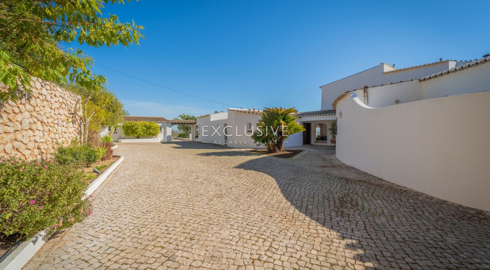 Beautiful seven bedroom Quinta with a two bedroom cottage in Lagos