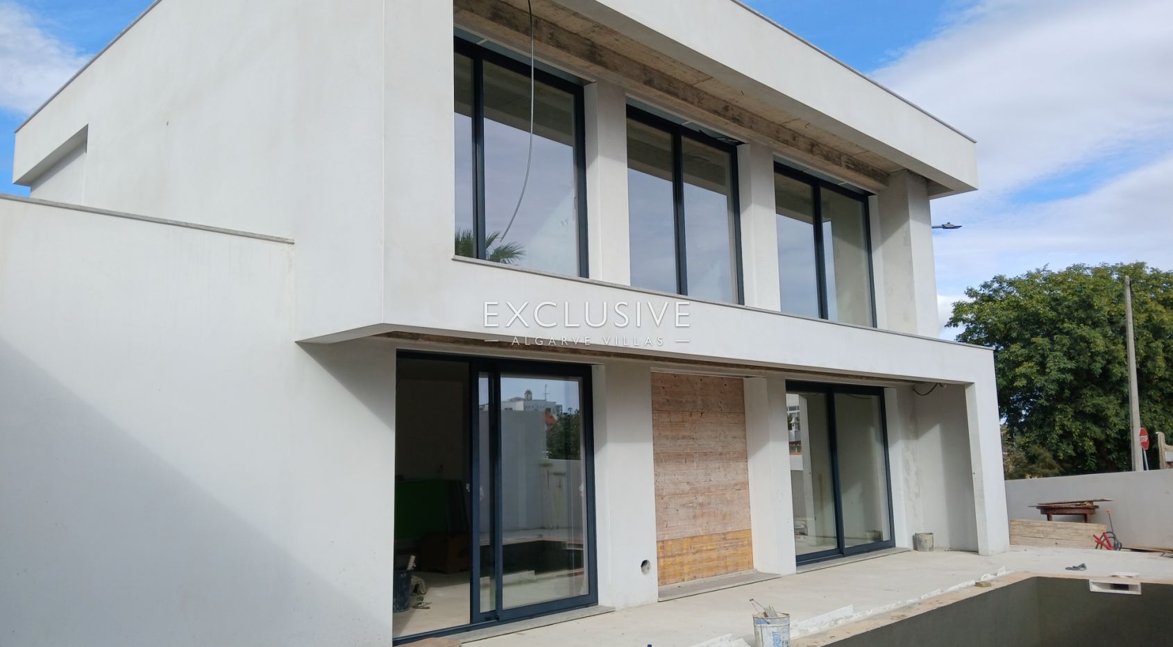 Contemporary house, 4 bedroom with salt swimming pool, Ferragudo, Algarve