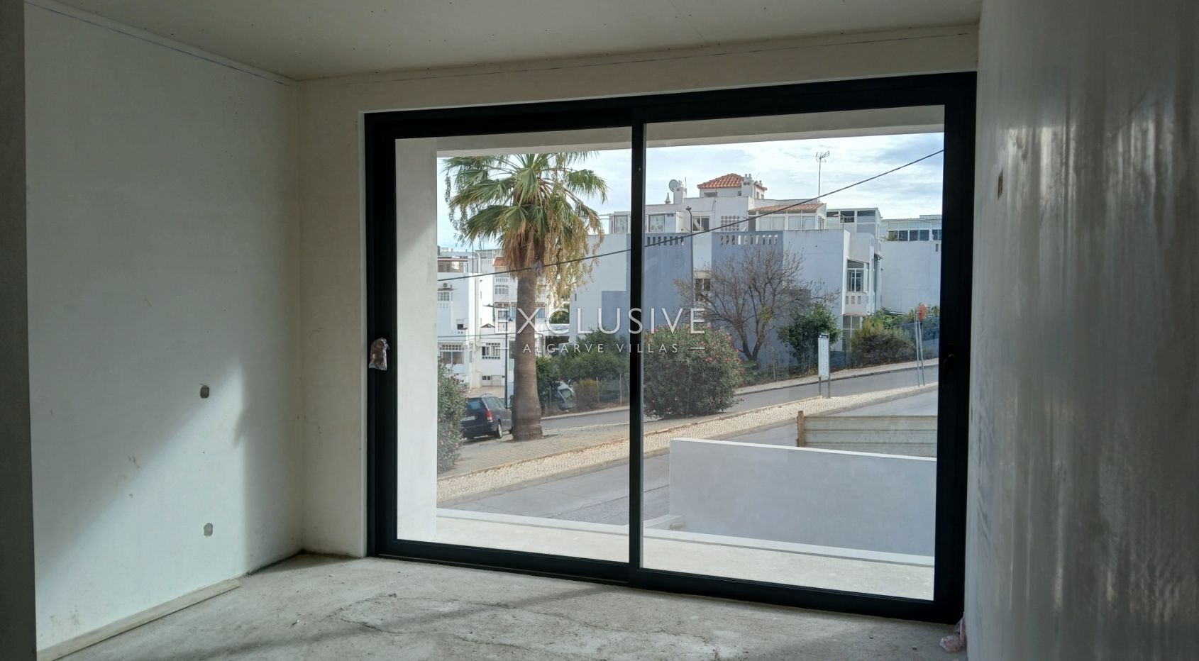 Contemporary house, 4 bedroom with salt swimming pool, Ferragudo, Algarve