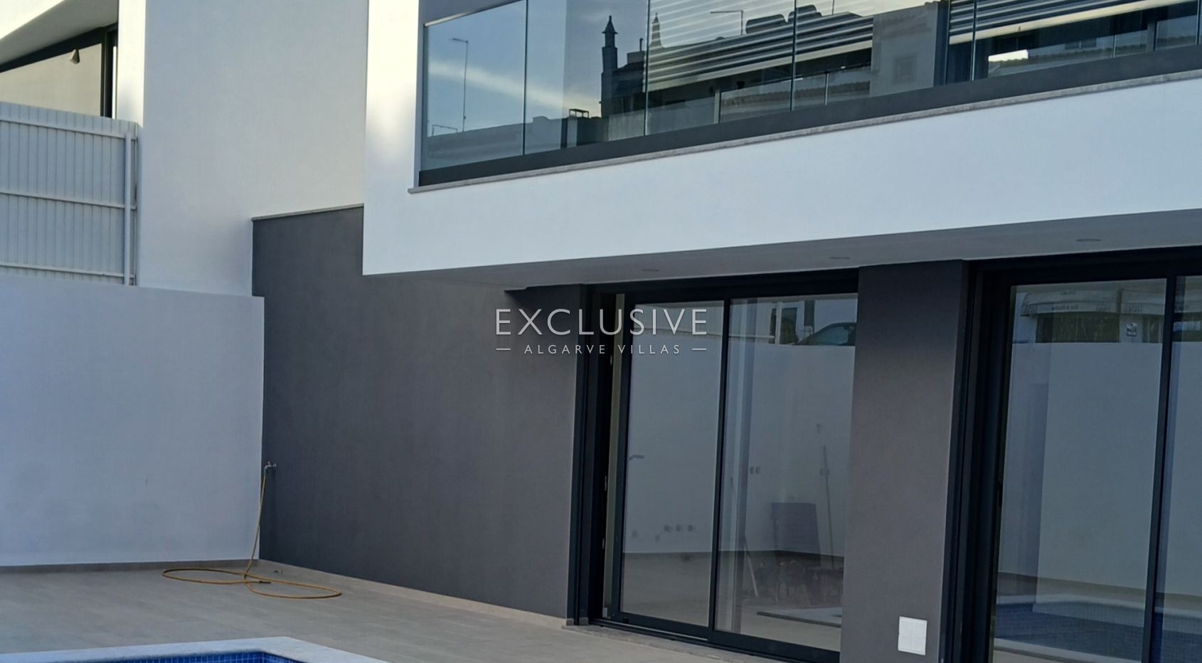 Contemporary house, 4 bedroom with salt swimming pool, Ferragudo, Algarve