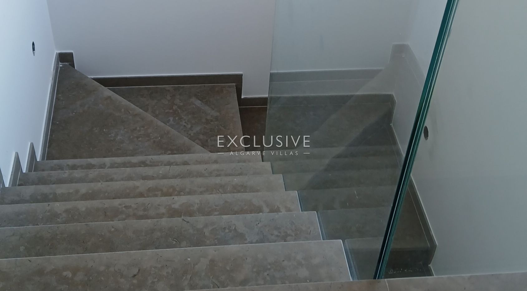 Contemporary house, 4 bedroom with salt swimming pool, Ferragudo, Algarve