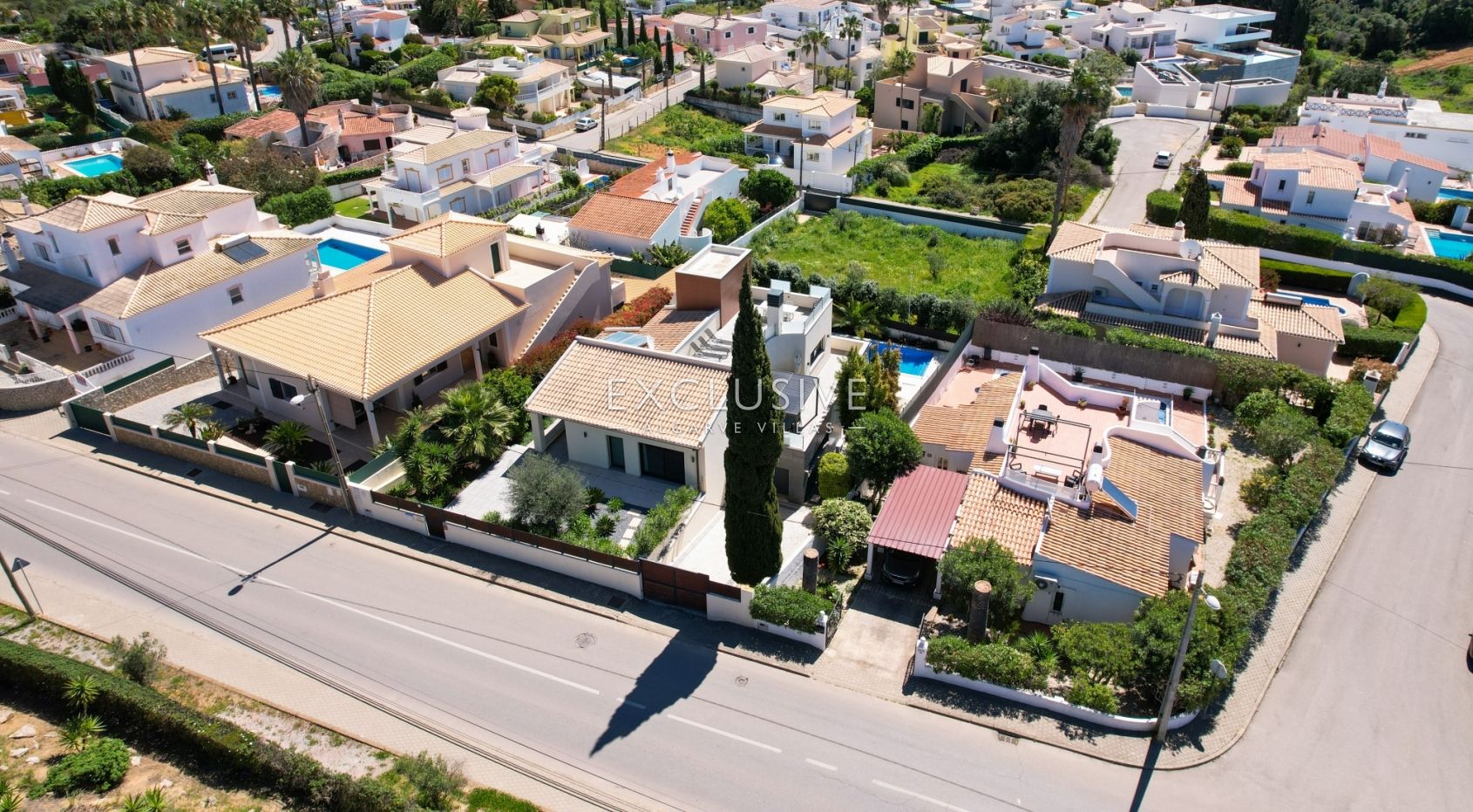 Opportunité unique d' une villa moderne + terrain à bâtir à Carvoeiro, Algarve