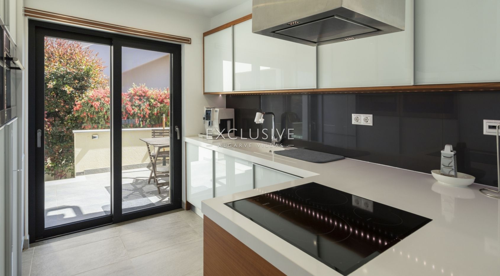 Opportunité unique d' une villa moderne + terrain à bâtir à Carvoeiro, Algarve