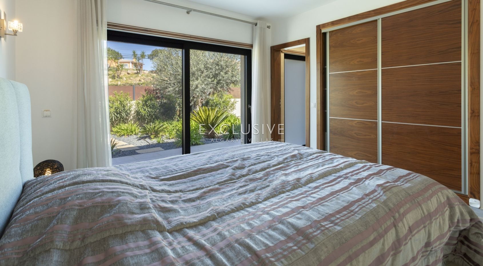 Opportunité unique d' une villa moderne + terrain à bâtir à Carvoeiro, Algarve