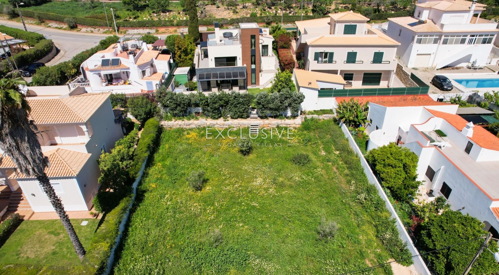 Opportunité unique d' une villa moderne + terrain à bâtir à Carvoeiro, Algarve