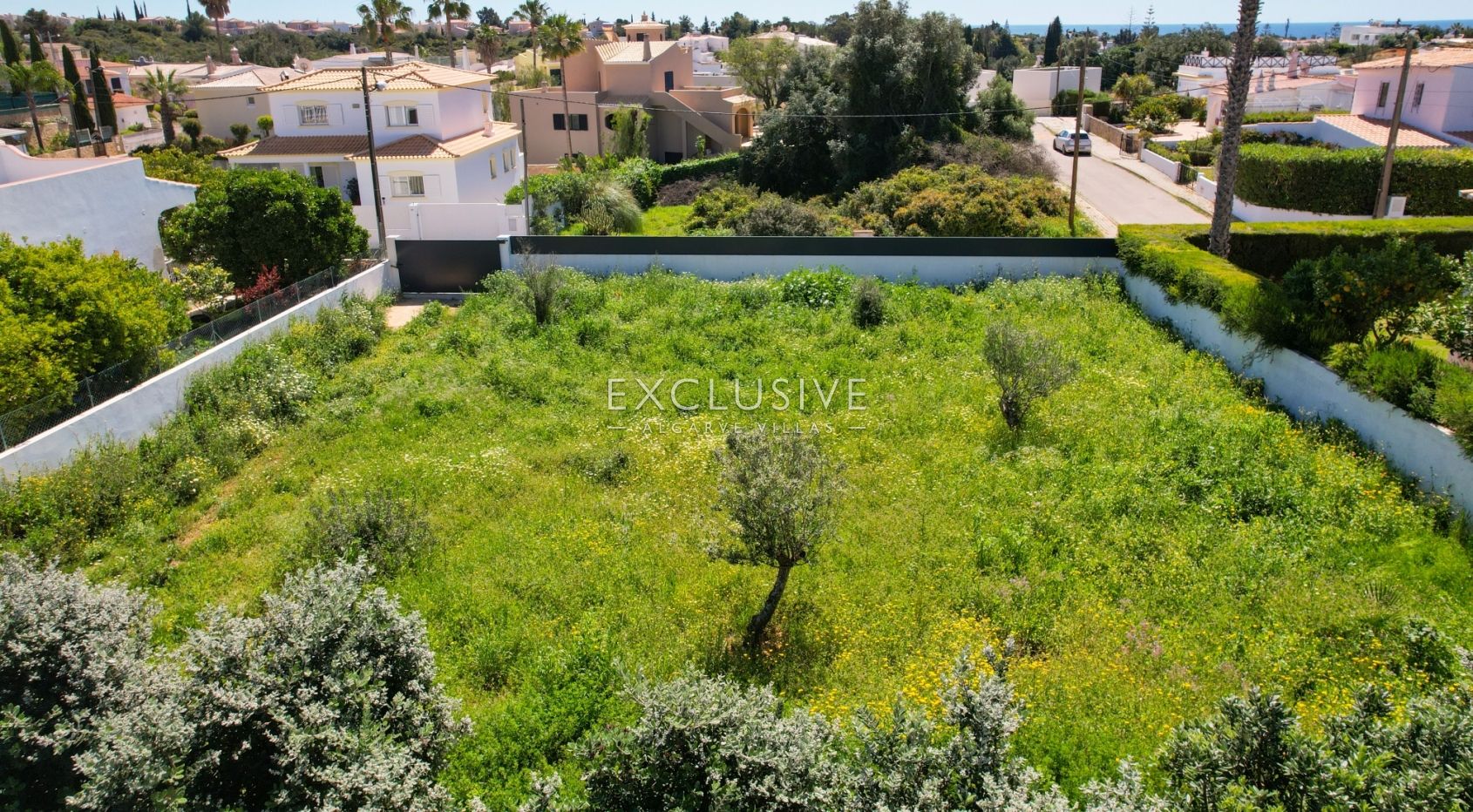 Opportunité unique d' une villa moderne + terrain à bâtir à Carvoeiro, Algarve