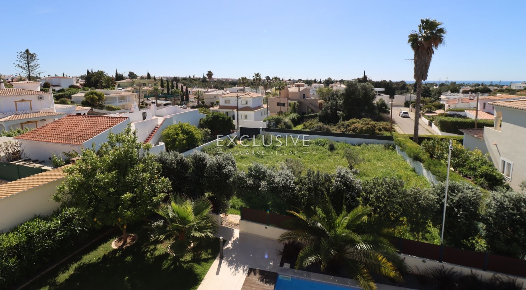 Opportunité unique d' une villa moderne + terrain à bâtir à Carvoeiro, Algarve