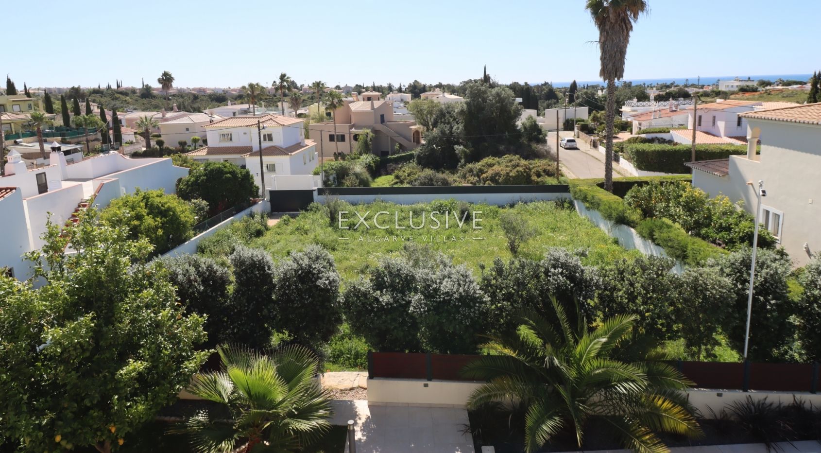 Opportunité unique d' une villa moderne + terrain à bâtir à Carvoeiro, Algarve