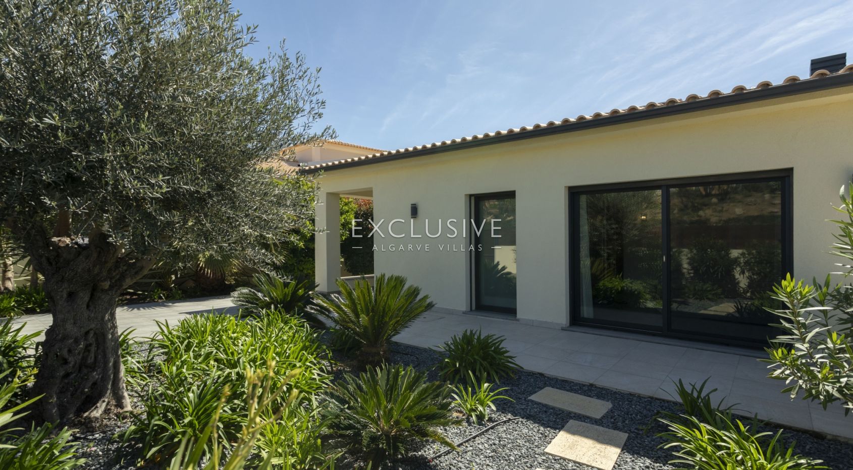 Opportunité unique d' une villa moderne + terrain à bâtir à Carvoeiro, Algarve