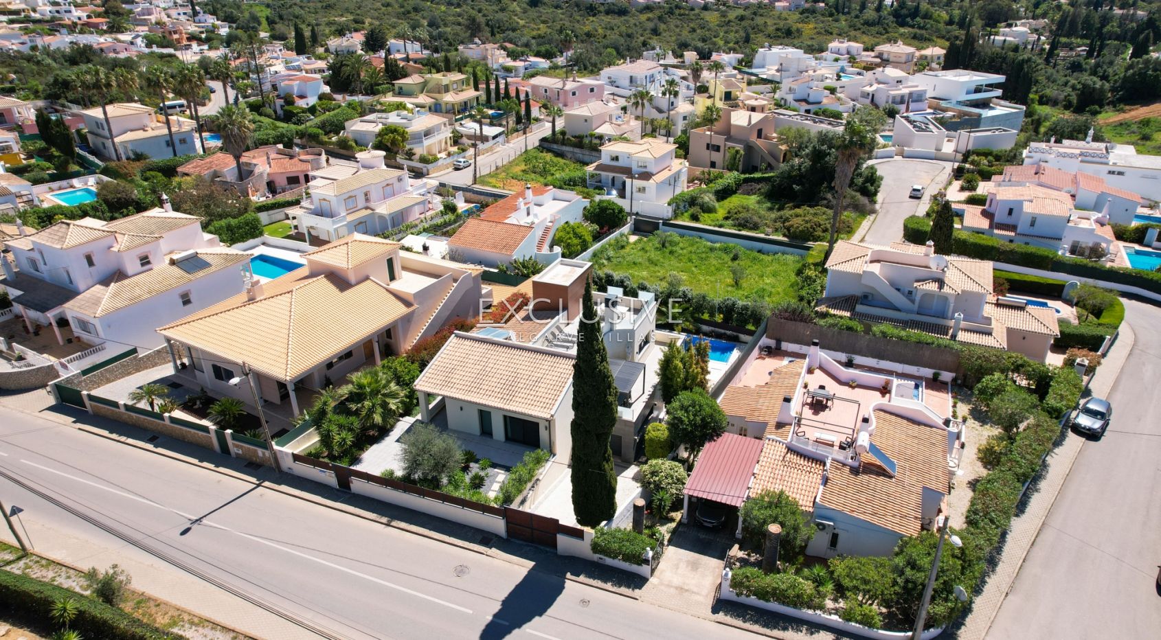 Opportunité unique d' une villa moderne + terrain à bâtir à Carvoeiro, Algarve