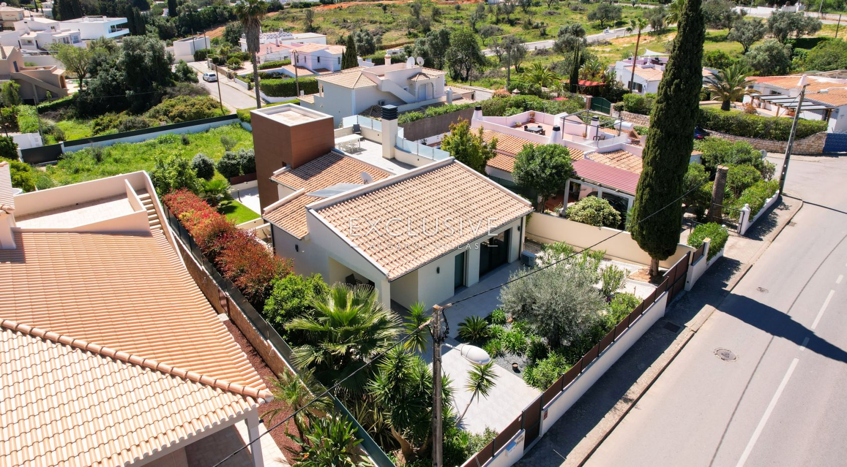 Opportunité unique d' une villa moderne + terrain à bâtir à Carvoeiro, Algarve