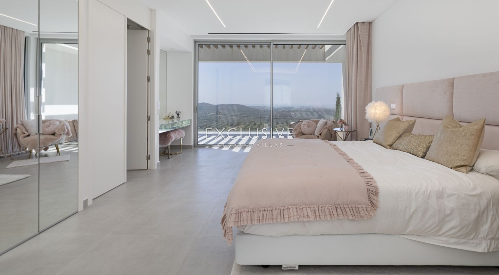 4 bedroom contemporary villa with Panoramic views in Soalheira, Loule