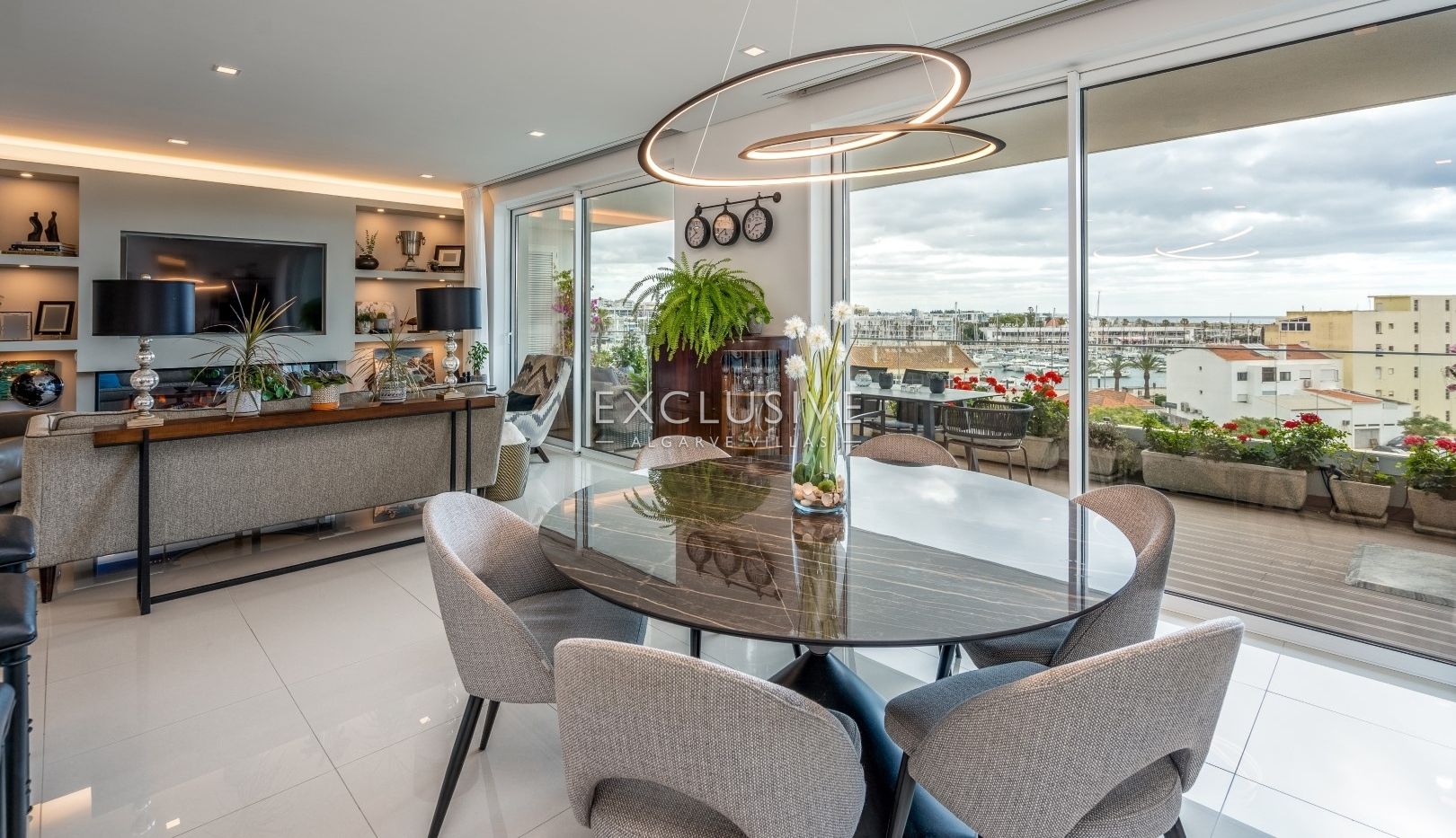Prachtig luxe 3 kamer appartement met uitzicht op de jachthaven en de oceaan in Lagos Town