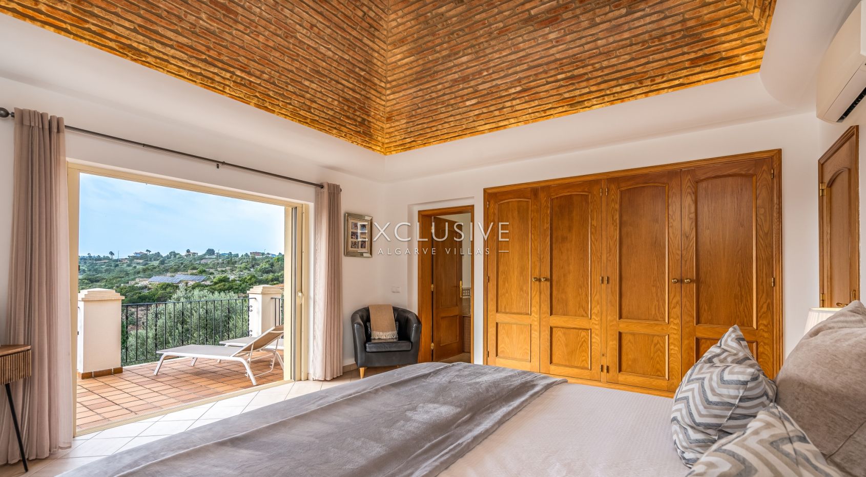 Villa de style méditerranéen de 3+2 chambres près de l'océan à Carvoeiro