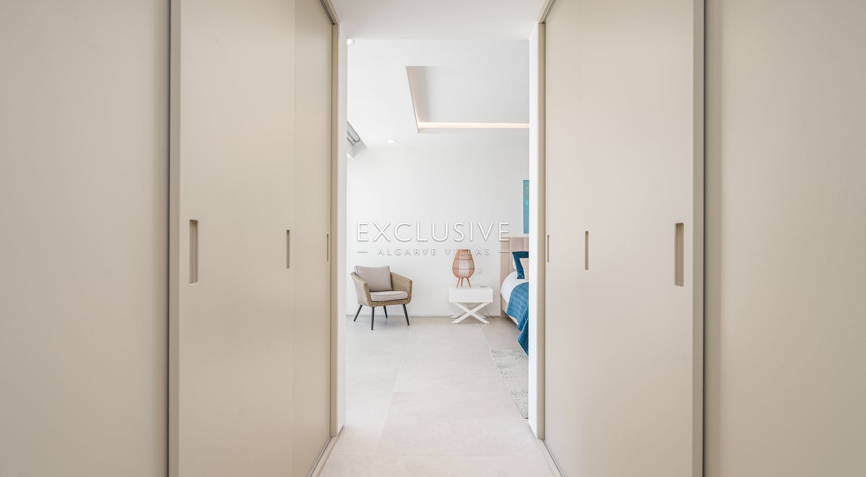 Zeitgenössische Villa mit Meerblick, Pool und Privatsphäre in Stadtnähe