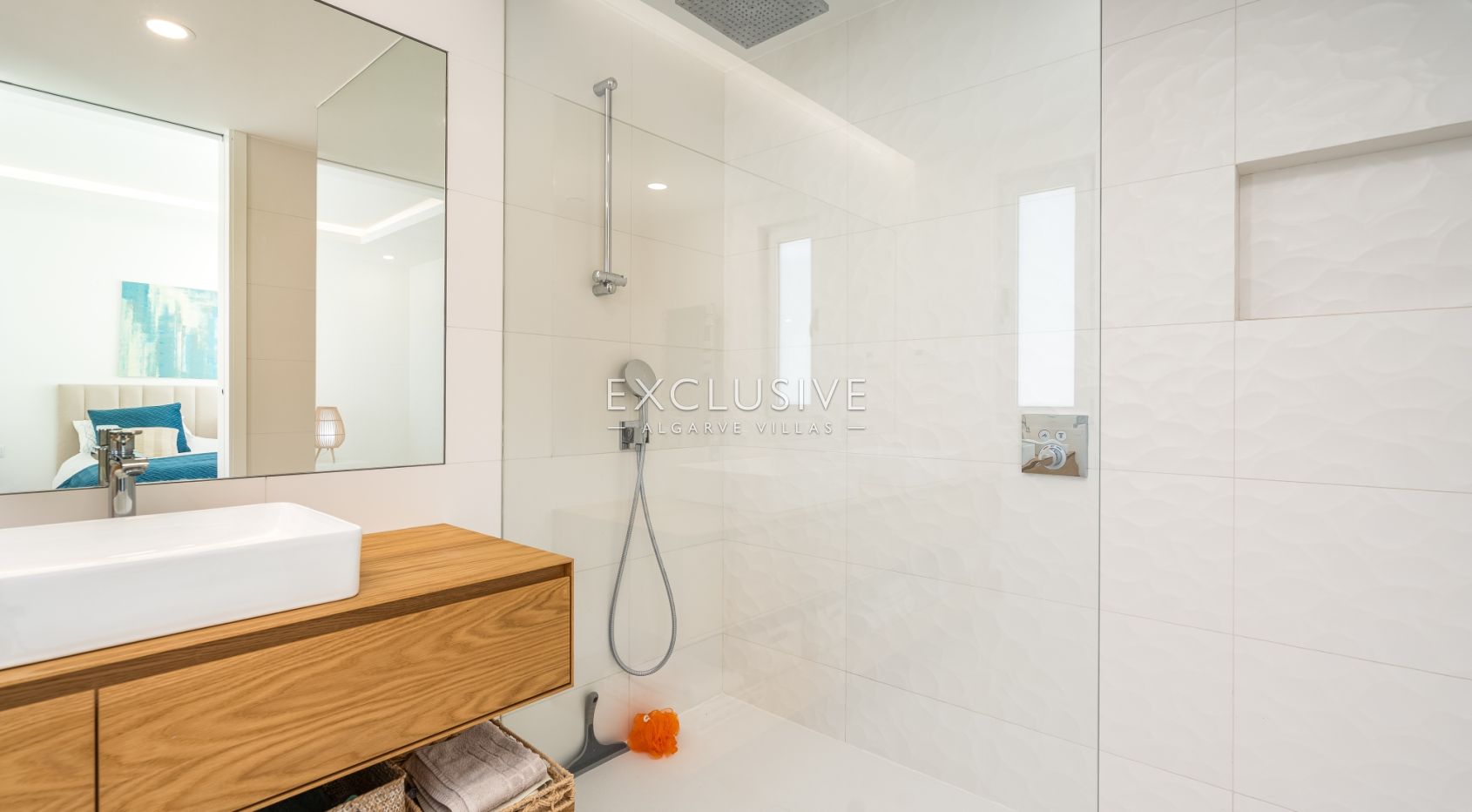Zeitgenössische Villa mit Meerblick, Pool und Privatsphäre in Stadtnähe