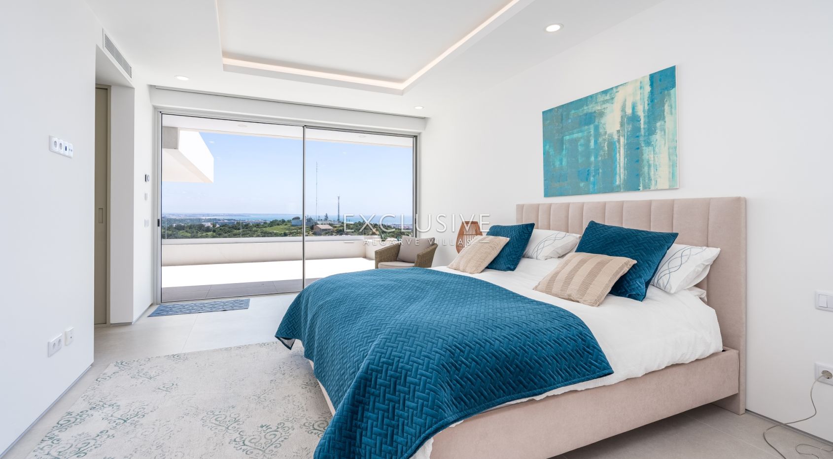 Zeitgenössische Villa mit Meerblick, Pool und Privatsphäre in Stadtnähe