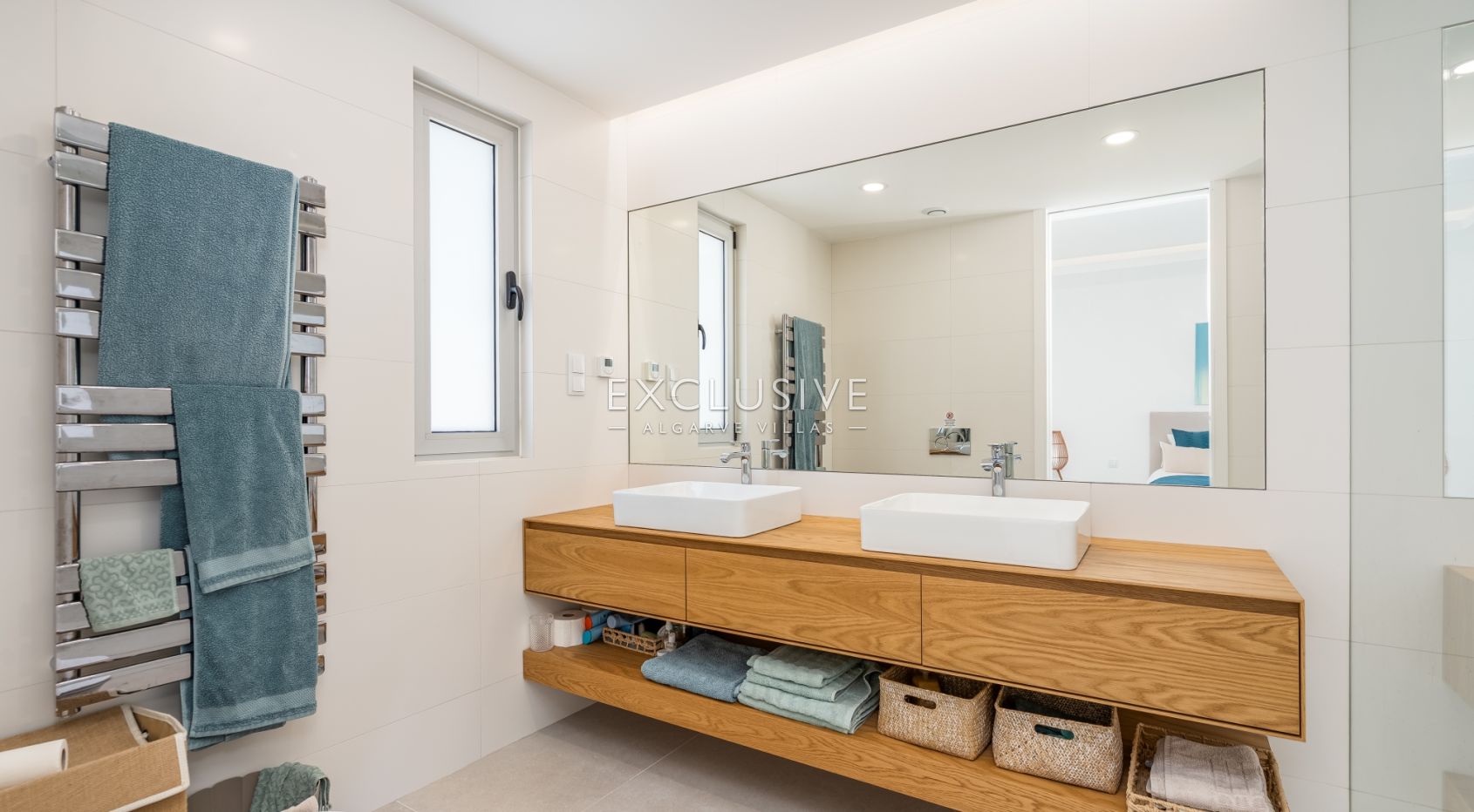 Zeitgenössische Villa mit Meerblick, Pool und Privatsphäre in Stadtnähe