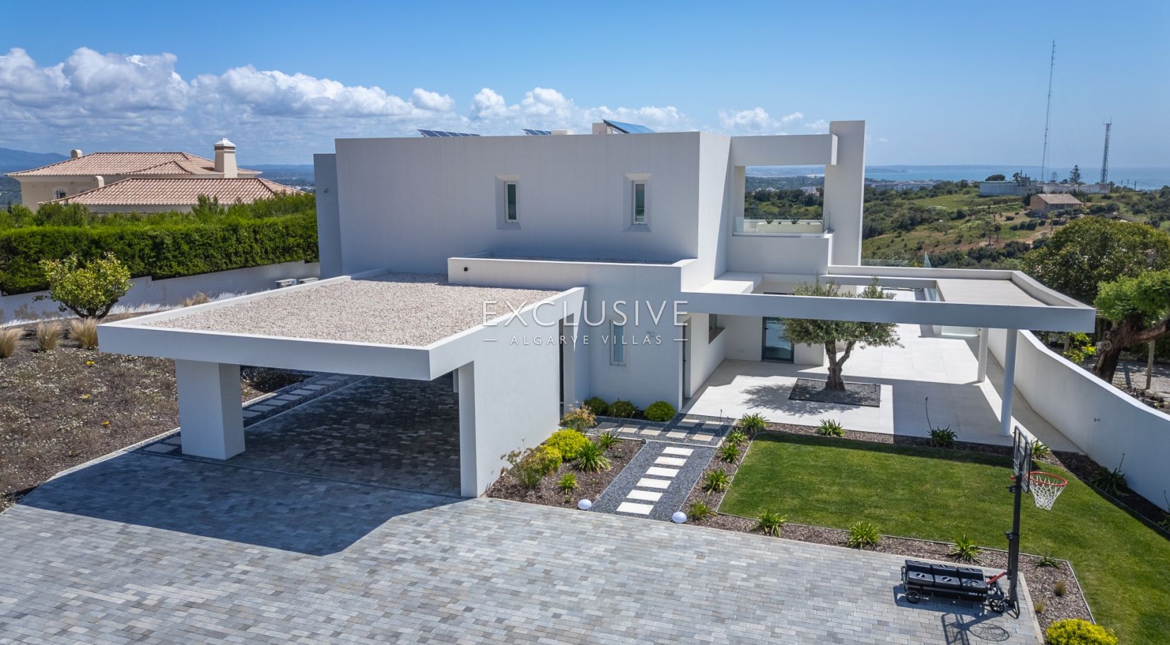 Zeitgenössische Villa mit Meerblick, Pool und Privatsphäre in Stadtnähe