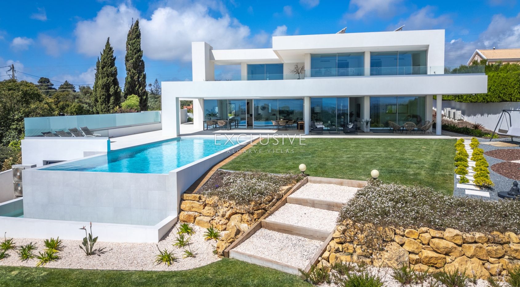 Zeitgenössische Villa mit Meerblick, Pool und Privatsphäre in Stadtnähe