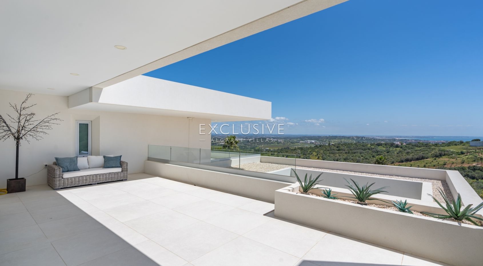 Zeitgenössische Villa mit Meerblick, Pool und Privatsphäre in Stadtnähe