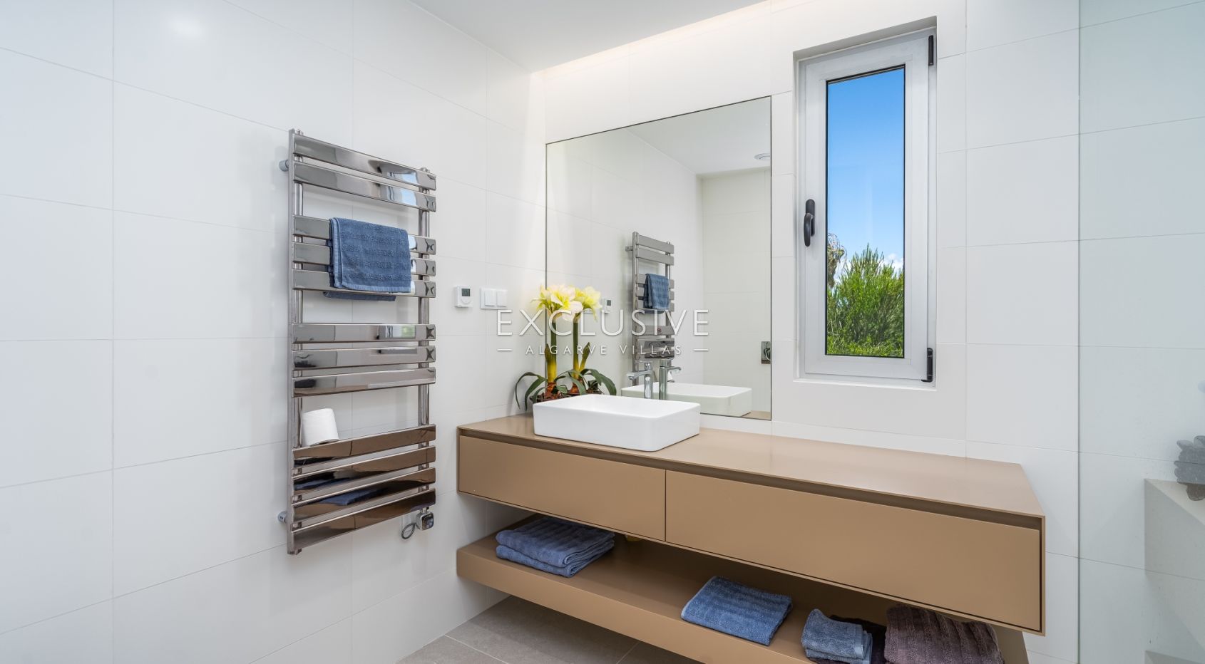 Zeitgenössische Villa mit Meerblick, Pool und Privatsphäre in Stadtnähe